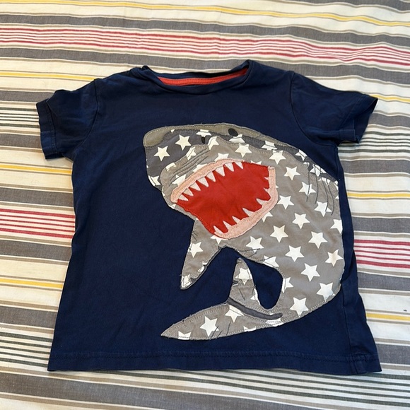 Mini Boden size 5–6, shark embroidery T-shirt - Picture 1 of 3